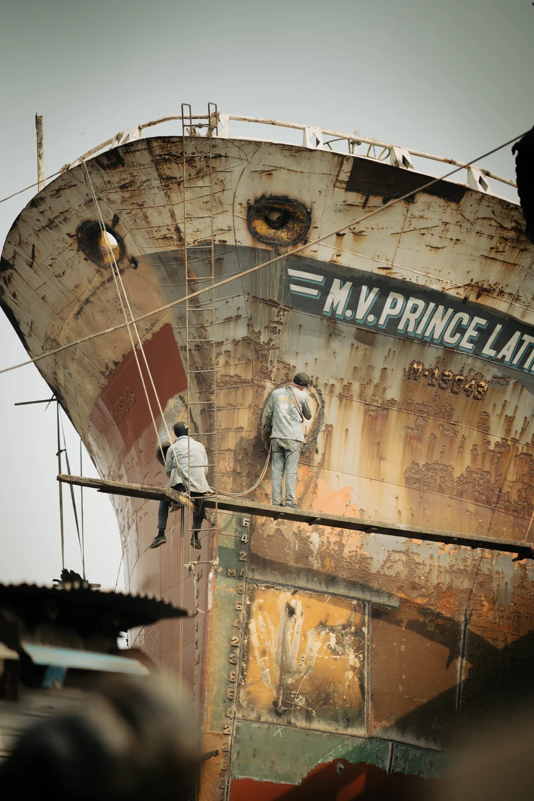 Arbeiter am Bug eines großen Schiffes · Bangladesch