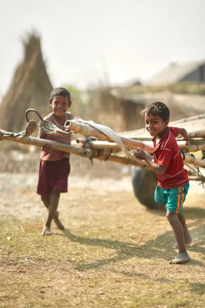 Kinder spielen an einem Holzkarren · Bangladesch