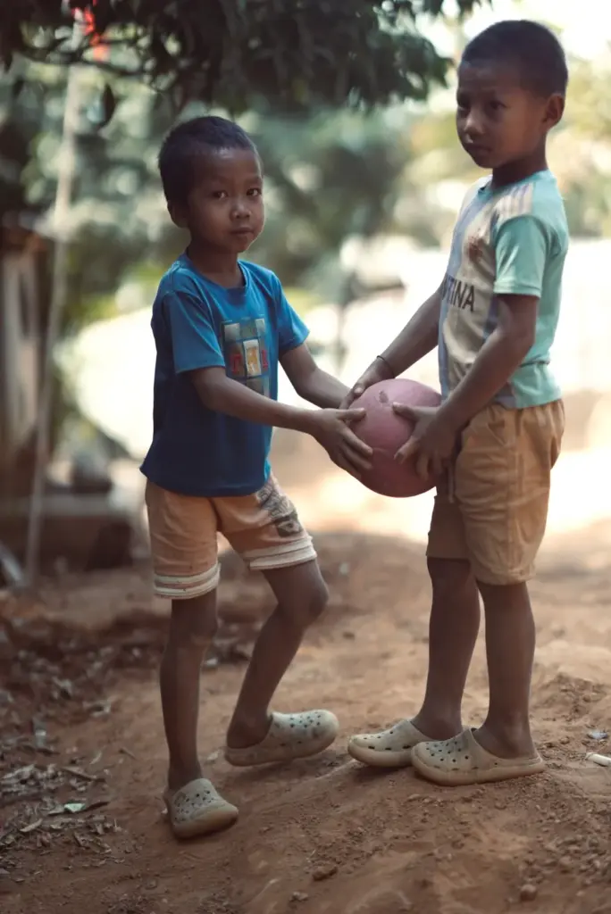 Zwei Kinder mit einem Ball · Bangladesch