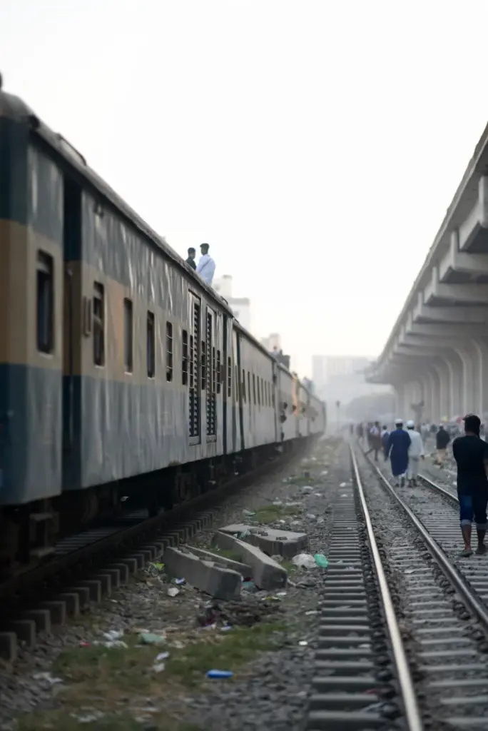 Zug am Bahnsteig · Bangladesch