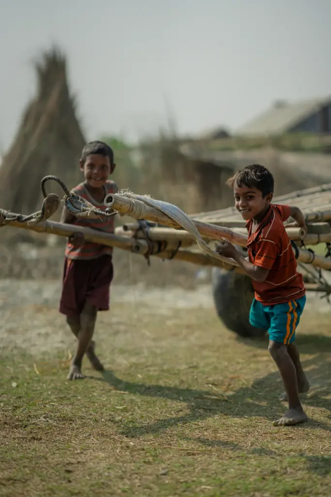 Zwei Kinder lächeln an einem Karren · Bangladesch