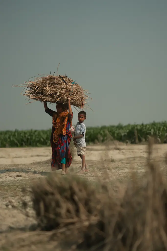 Eine Frau und ein Kind am Feldrand · Bangladesch