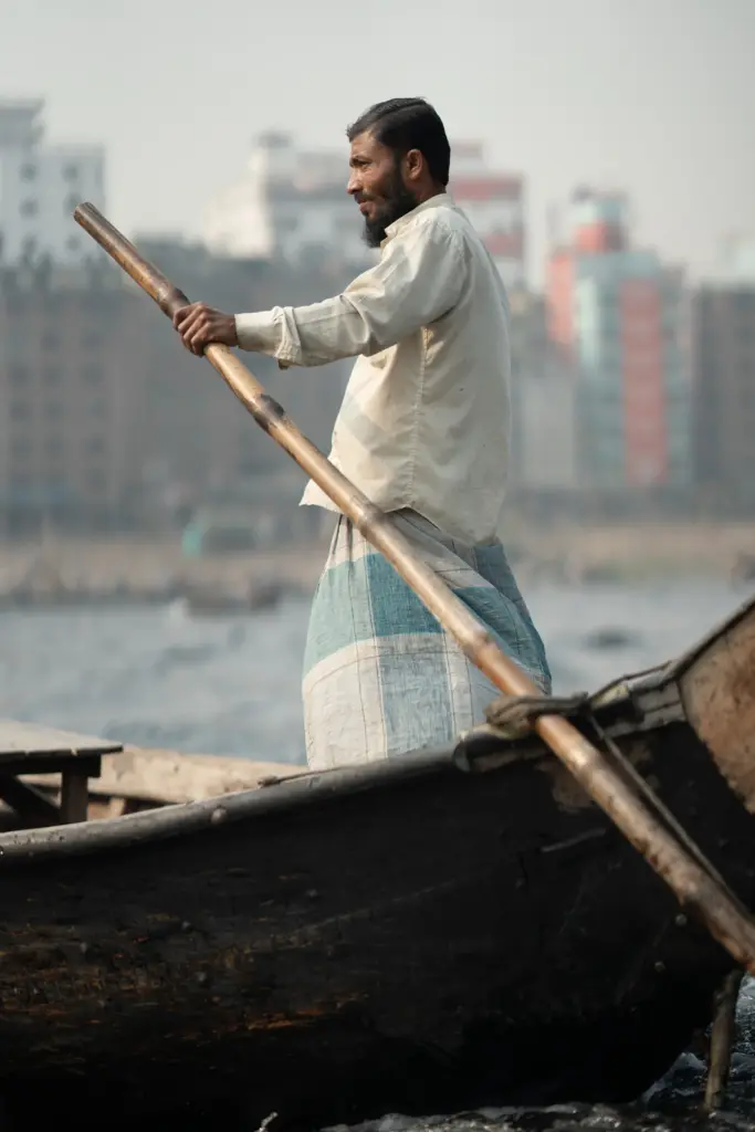Bootsmann mit langem Ruder · Bangladesch