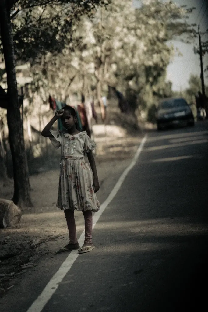 Mädchen am Straßenrand · Bangladesch